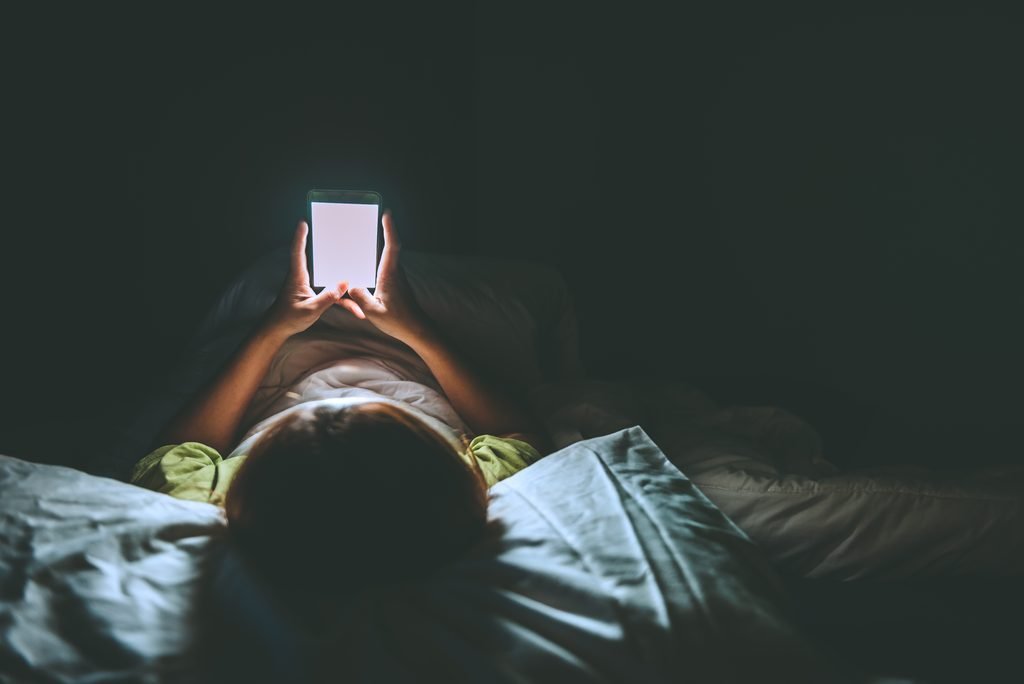 yatmazdan əvvəl telefondan istifadə , telefonun yuxuya təsiri, yatmazdan əvvəl telefon, ekran işığı və yuxu, mavi işıq, melatonin, yuxu gigiyenası, sosial media və yuxu, gecə telefondan istifadə, yuxu keyfiyyəti