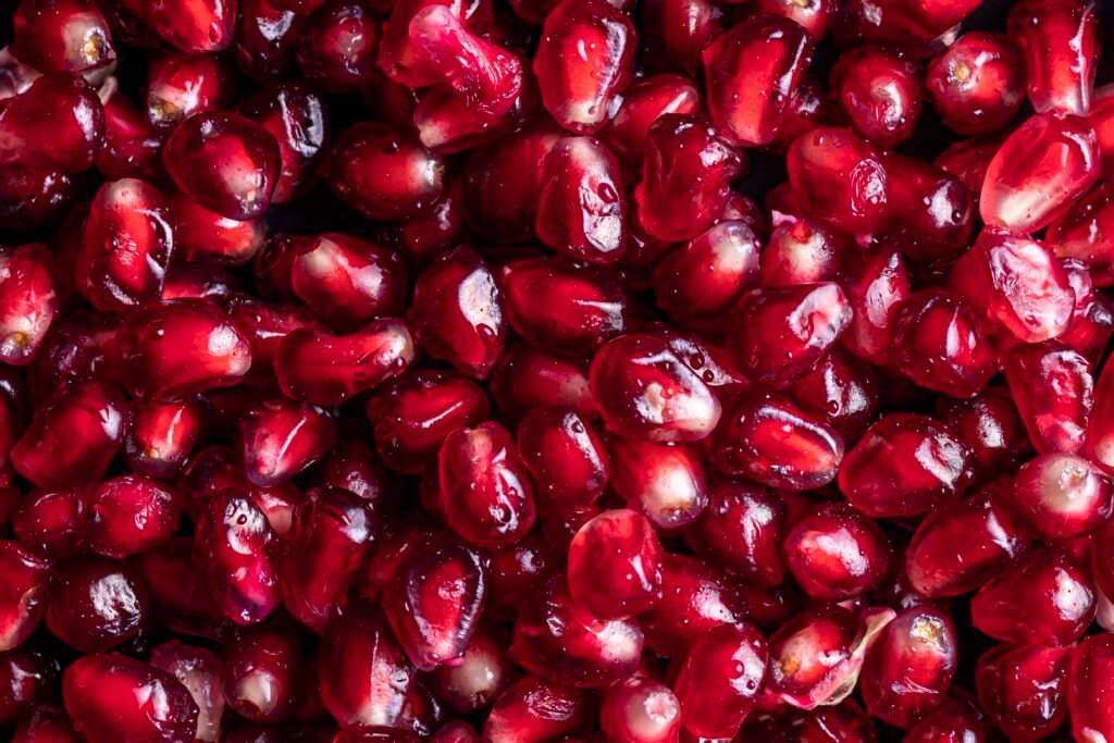 antioksidantlarla zəngin meyvələr, antioksidantların faydaları, antioksidant tərkibli qidalar, sərbəst radikallar, oksidləşdirici stress, qaragilənin faydaları, narın faydaları, C vitamini
