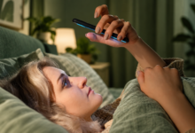 yatmazdan əvvəl telefondan istifadə , telefonun yuxuya təsiri, yatmazdan əvvəl telefon, ekran işığı və yuxu, mavi işıq, melatonin, yuxu gigiyenası, sosial media və yuxu, gecə telefondan istifadə, yuxu keyfiyyəti