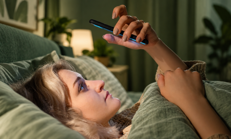 yatmazdan əvvəl telefondan istifadə , telefonun yuxuya təsiri, yatmazdan əvvəl telefon, ekran işığı və yuxu, mavi işıq, melatonin, yuxu gigiyenası, sosial media və yuxu, gecə telefondan istifadə, yuxu keyfiyyəti