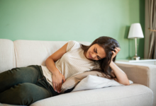 menstruasiya zamanı halsızlıq aybaşı zamanı xəstəlik hissi; menstruasiya zamanı bədən ağrısı; aybaşı öncəsi halsızlıq; menstruasiya zamanı üşütmə; PMS əlamətləri; aybaşı sancısı; menstruasiya zamanı rahatlama üsulları; menstruasiya zamanı yorğunluq